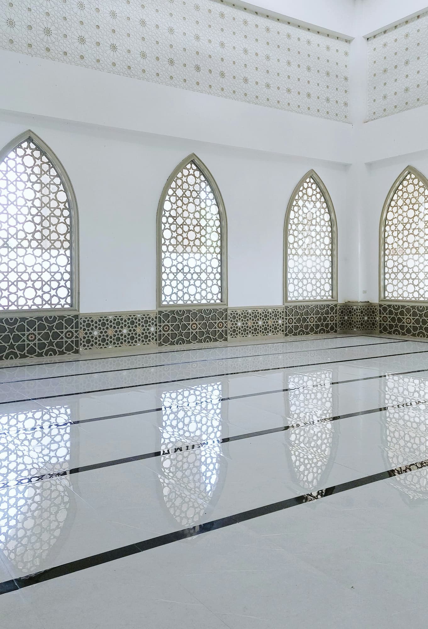 قاعة صلاة المسجد بأرضية رخام أبيض