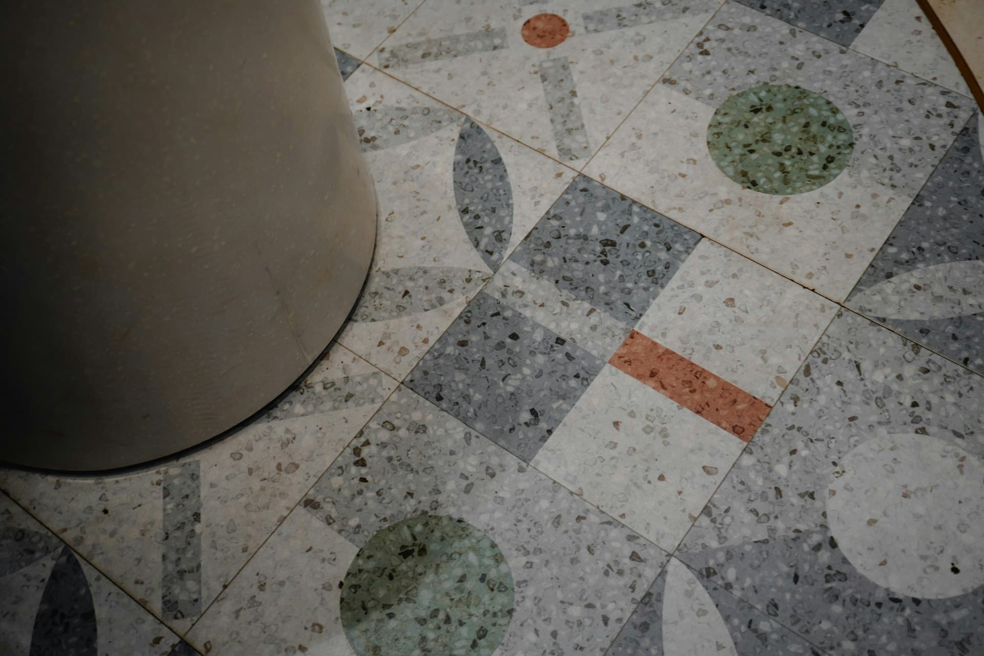 أرضية ترازو مرمّمة بلمعان ناعم